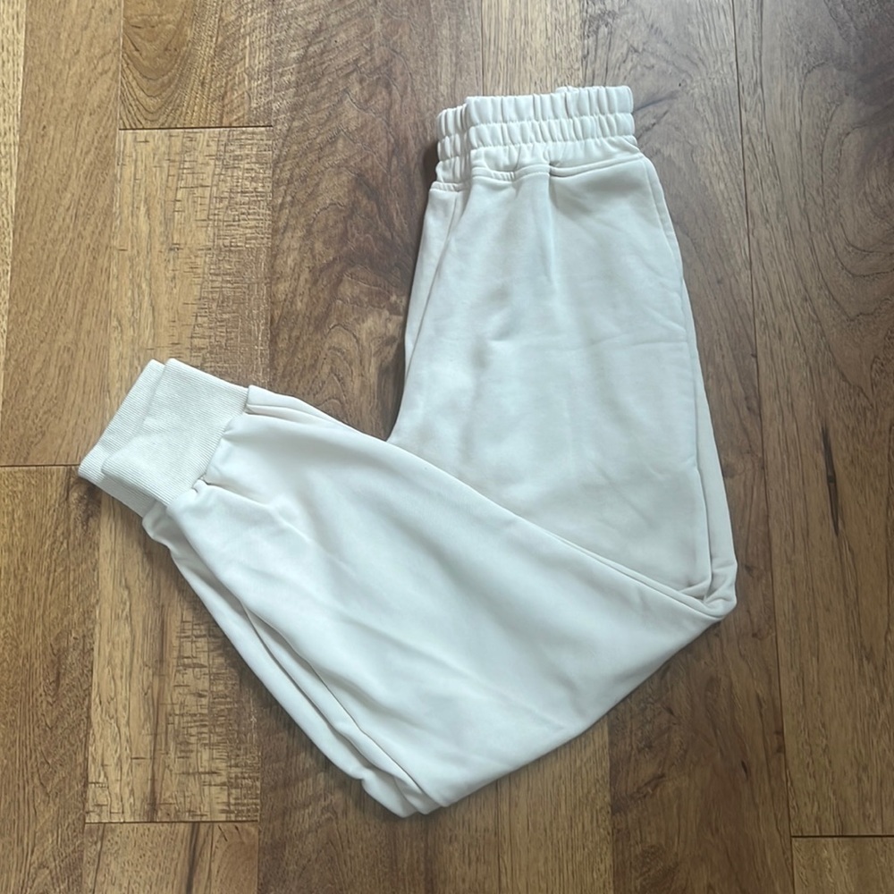 Yovela Women’s Beige Joggers Size M